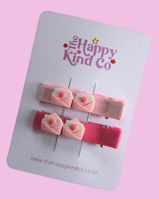 Love-ly Mail Contrast Clips
